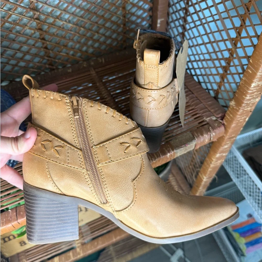 New with tags Frye and Co. Womens Palma Stacked Heel Booties Women’s size 6
